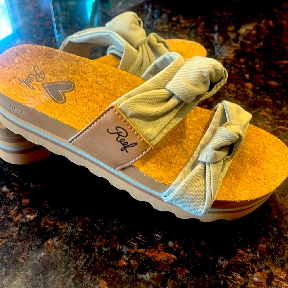 Reef Knotty Vista Hi Sandals, khaki tan color, like new, worn once. - Picture 2 of 6